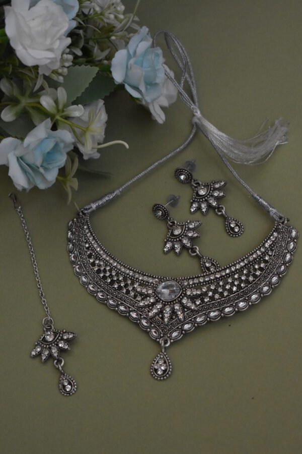 White Kundan Embellished Jewellery Set