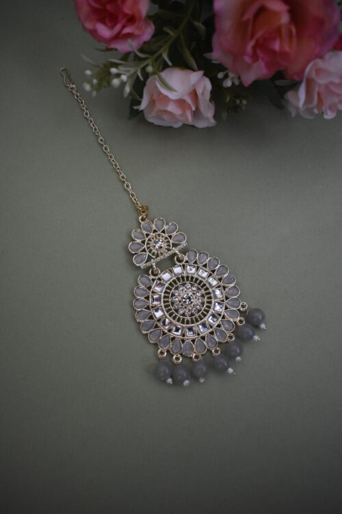 Beautiful Kundan Earrings With Maang Tikka